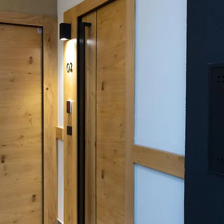 In - Out With View And Private Garage Apartment *