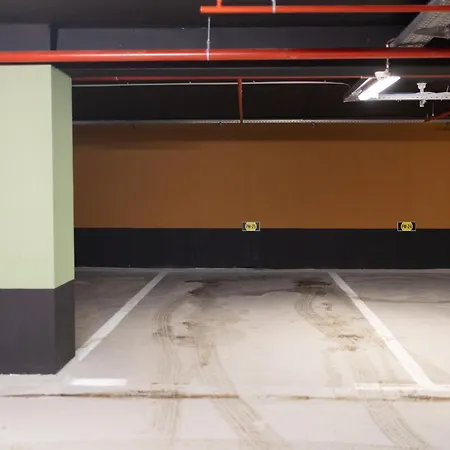 In - Out With View And Private Garage Apartment *